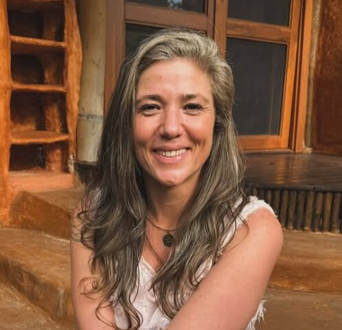 Conheça Tânia Zacharias. Sua missão é guiar líderes e empreendedores a viverem com consciência, abundância e alinhamento à sua verdade.