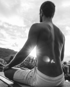 Carlo Guaragna. Suma missão é levar um conhecimento cada vez mais profundo e verdadeiro para todos que desejam viver uma vida com mais propósito e realização.