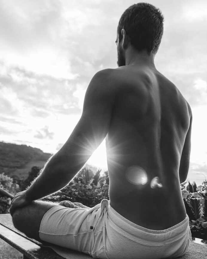 Carlo Guaragna. Suma missão é levar um conhecimento cada vez mais profundo e verdadeiro para todos que desejam viver uma vida com mais propósito e realização.