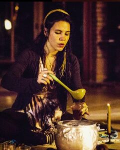 Conheça Marilia Lins e participe de uma jornada de propósito, conexão e transformação através do cacau. A arte do Cacau Sagrado.